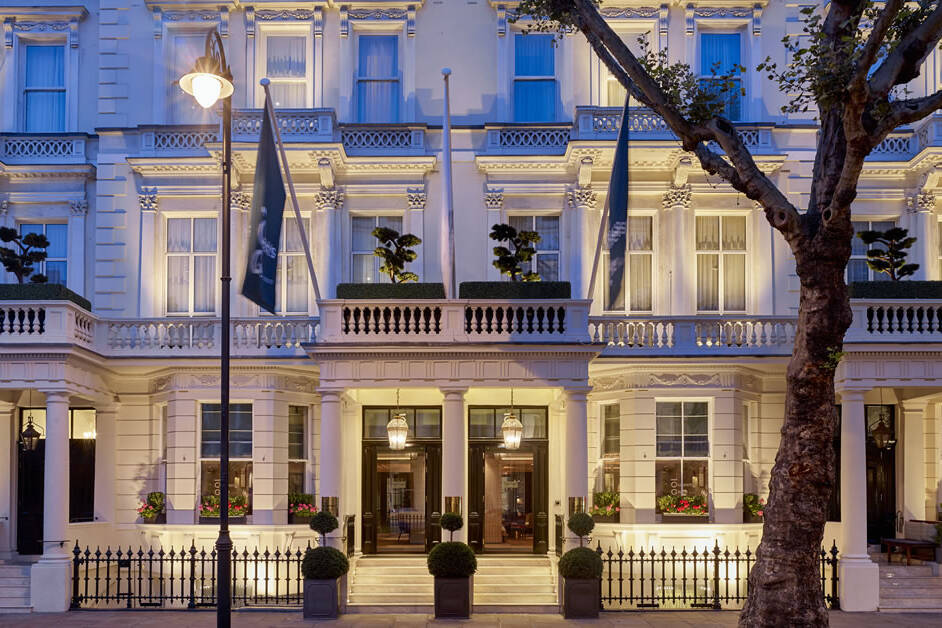 A hotel in london at night.